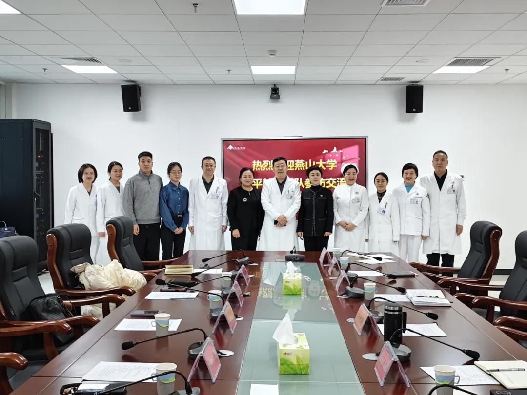 课题组成员与康复中心相关人员合影